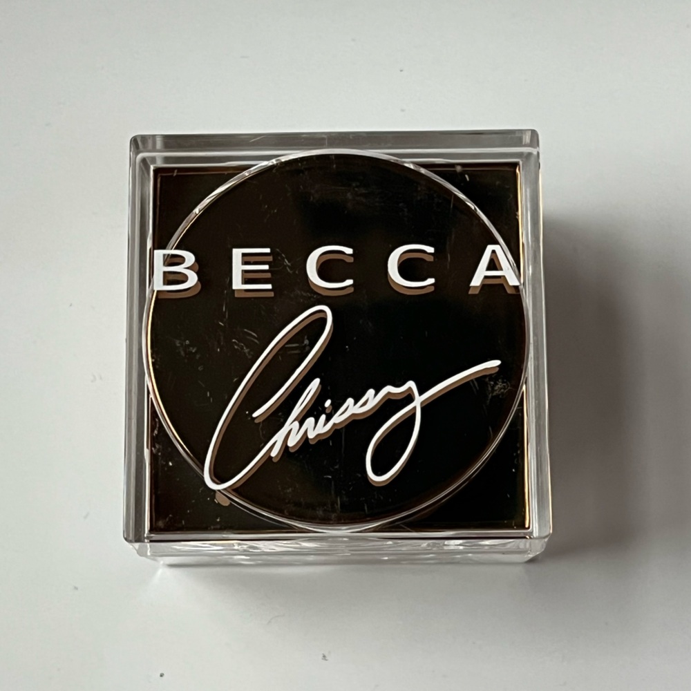BECCA x Chrissy Teigan Confectionary Glow Powder in Cinnamon Sugar